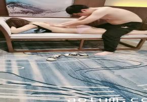 乖巧兼职大学生被搂在怀里吃奶揉逼，温柔口交巨棒，床边后入撞击紧拥，奶子摩擦口爆收尾！