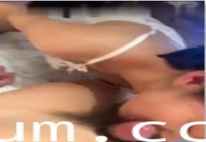 真实记录：仙女少妻欲求不满，一次吃两根！邀兄弟双插娇嫩小穴
