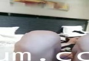 姐妹自慰PK赛！直播间比谁抠得更爽 观众打赏决定胜负