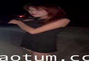 小太妹大街上被一群男女同学扒光衣服用手机拍逼还嘲笑她逼里面白带好多