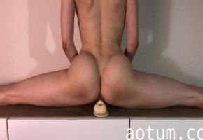 18岁少女蜜桃臀骑乘巨根假阳具 狂野劈腿潮喷【AnaLingus】