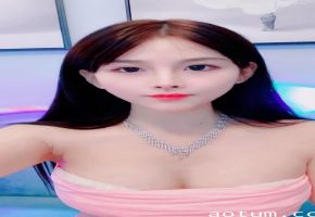 极品纯欲嫩模小优 17岁完美身材巨乳诱人 骚穴湿透等你来操