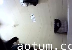 内部资源奇葩厕拍真实偷窥银行女职员尿尿意外拍到银行经理躲在厕所自慰海报