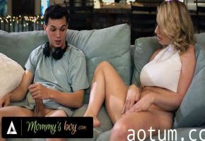 MOMMYSBOY RachaelCavalli熟女人妻撞见继子撸管后春心荡漾，忍不住加入高潮狂欢