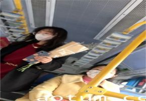 偷拍抄底美女