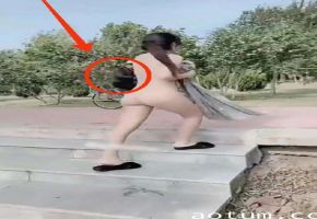 真实女主播户外露出～故意路人面前经过！真牛逼～裸体公园露出！差点被人强奸了～海报