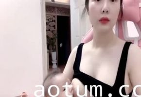 单亲妈妈和榜一大哥连线，直播哺乳