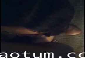 戴着眼镜特别清纯，无毛嫩B，和男友啪啪不过瘾，特别骚4