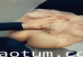 跟已婚女同事厕所偷情