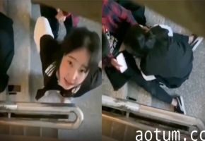 偷拍高中情侣楼梯间狂干女友疯狂内射