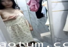 两位在校学妹，试衣间发骚