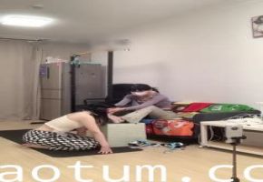 打屁股钻胯开发新人母狗打屁股钻胯